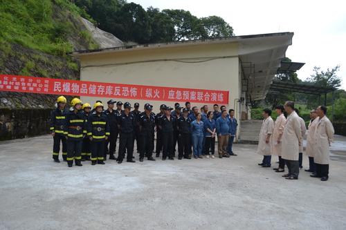 海峽科化龍巖三家單位聯合舉行民爆物品儲存反恐怖（縱火）應急預案演練。 葉莉攝[2].jpg