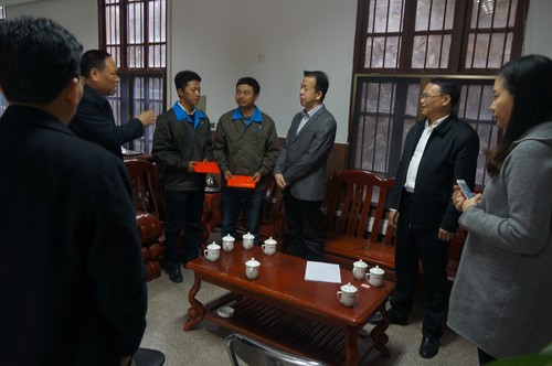連益峰：省國(guó)資委邱志向副主任慰問 (4)[3].jpg
