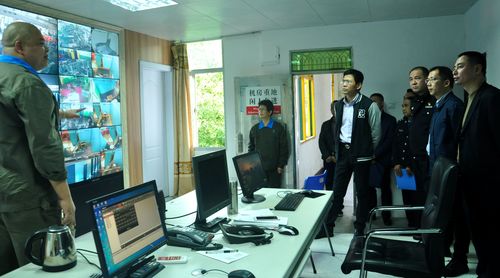 陳宏金：泉州市公安局到部門到永春分公司檢查安全維穩(wěn)工作，圖為在主監(jiān)控室察看生產(chǎn)情況。[3].jpg