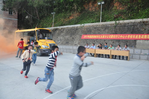 陳宏金：永春分公司與坑仔口小學(xué)聯(lián)合舉行校車應(yīng)急演練。（）[3].jpg