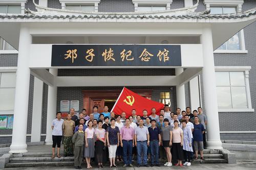 龍巖分公司七一期間開展“七個一”主題實踐活動。圖為黨員參觀鄧子恢紀(jì)念館1 葉莉攝.jpg