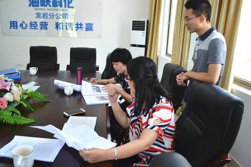 公司黨委副書記鄭慶樟帶隊(duì)到龍巖分公司開(kāi)展黨建工作半年檢查。張力燕 攝.jpg