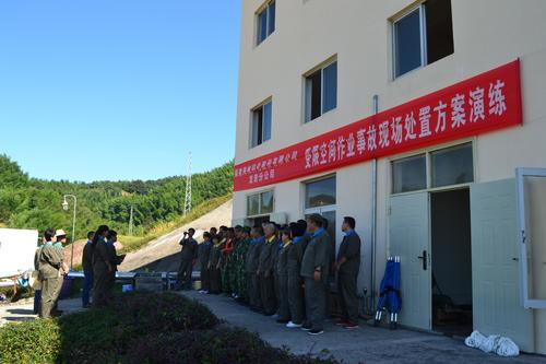 海峽科化龍巖分公司開展受限空間作業(yè)事故現(xiàn)場處置方案演練。.jpg