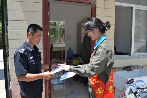 張力燕：龍巖分公司女工委開(kāi)展“夏送清涼”慰問(wèn)活動(dòng)2.jpg