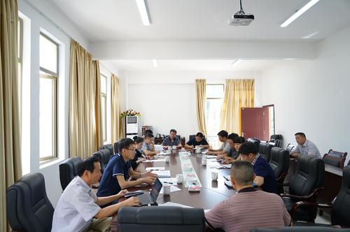 工信部安全生產(chǎn)司安全督查組到海峽科化龍巖分公司開展安全專項(xiàng)督察。圖為會(huì)議現(xiàn)場(chǎng) 鄧義楨 攝.jpg