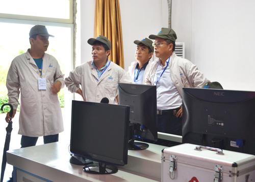 河北國防科工局副局長趙勛一行到海峽科化龍巖分公司交流指導分公司。圖為民爆考察團分組到一線車間參觀指導2.蘇艷麗 攝.jpg