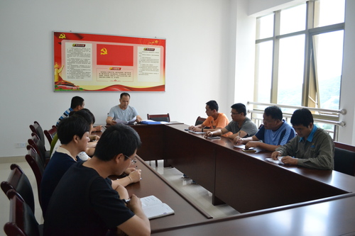 鄧義楨：海峽科化龍巖分公司開展“喜迎十九大，我為?？圃鎏砉獠省敝黝}討論活動(dòng)。 張力燕 攝.jpg