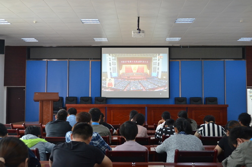 蘇艷麗：龍巖分公司組織員工收看十九大開(kāi)幕式，聆聽(tīng)習(xí)總書(shū)記的工作報(bào)告.jpg