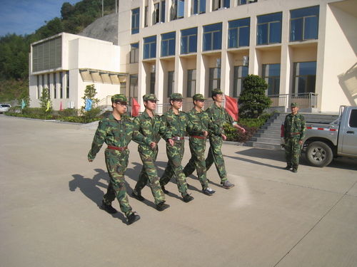 練清：兼職消防隊(duì)員進(jìn)行隊(duì)列訓(xùn)練.jpg