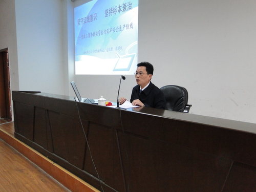 蔡美花：圖為顏建議總經(jīng)理給永安雙華公司全體黨員、機關干部等上黨課.jpg