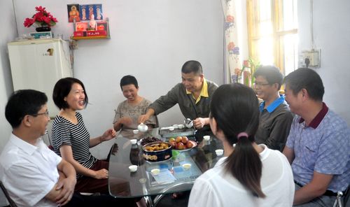 陳宏金：?？乒矩攧?wù)總監(jiān)于欽華一行到永春分公司慰問困難職工。.jpg