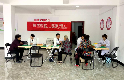 黃春生：圖為義診現(xiàn)場。_副本.jpg
