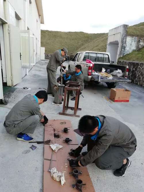 陳群清：龍巖分公司機(jī)修車間人員拆解敏化機(jī)現(xiàn)場.jpg