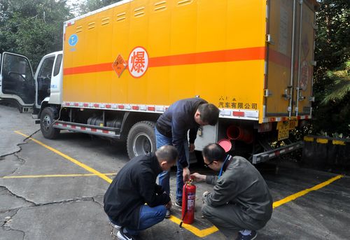 陳宏金：永春分公司組織對(duì)危貨運(yùn)輸車進(jìn)行好安全 檢查。.jpg