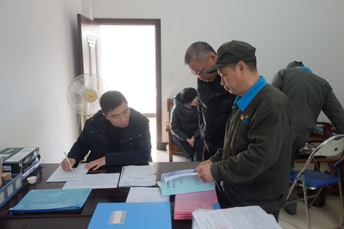 圖為檢查組正在檢查安全內業(yè)資料.jpg