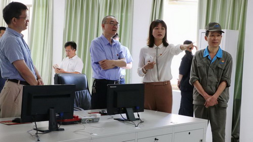 吳瑤：龍巖分公司黨委書記陳志華在總監(jiān)控室解說_調(diào)整大小.jpg