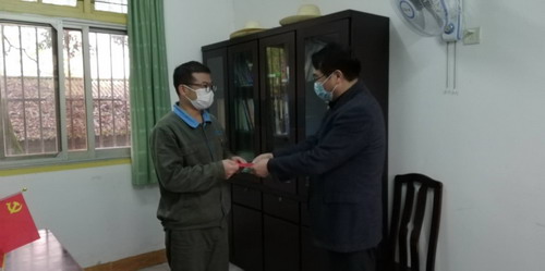 彩洪董事長慰問烽林先進個人_調(diào)整大小.jpg