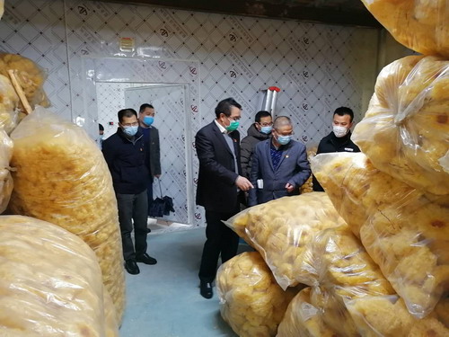 黃春生 海科永春 海峽科化公司黨委書記、董事長(zhǎng)吳彩洪一行看望慰問駐山頭頂村第一書記黃春生1_調(diào)整大小.jpg