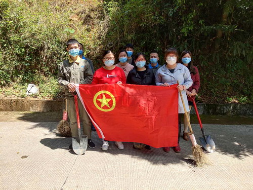 劉敏 ?？朴来?永春分公司團總支開展“清溝掃地擺清楚  干干凈凈迎五四”主題團日活�?_調整大小.jpg