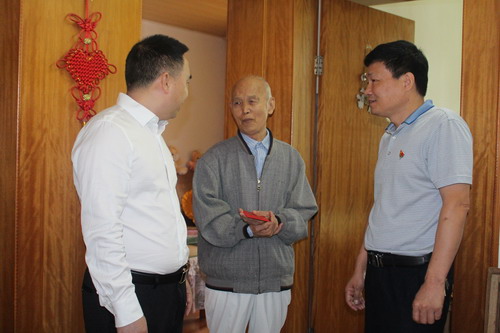 永安分公司鄭若男：海峽科化公司黨委委員、紀(jì)委書(shū)記何浦寨到永安分公司慰問(wèn)60年以上黨齡老黨�?(3)_調(diào)整大小.JPG