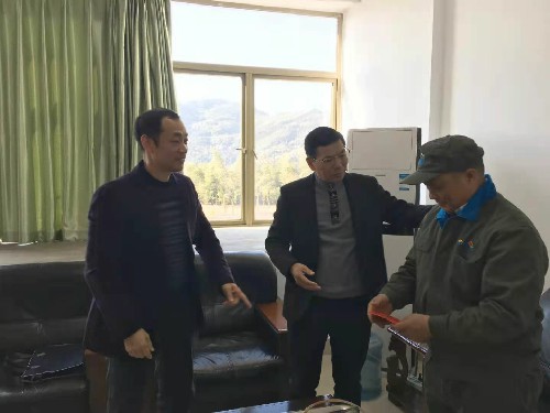 蘇艷麗：海峽科化公司總法律顧問、副總經(jīng)理吳開榮到龍巖分公司開展“一對一結(jié)對幫扶”慰問活�?~1.jpg