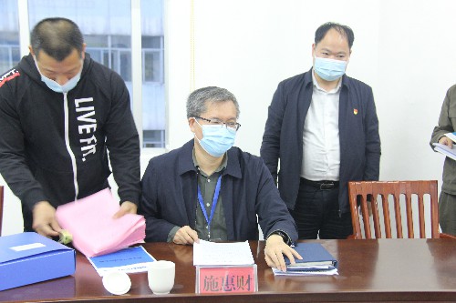 （采用）胡廷淦：圖為施惠財在檢查內業(yè)資�?~1.jpg