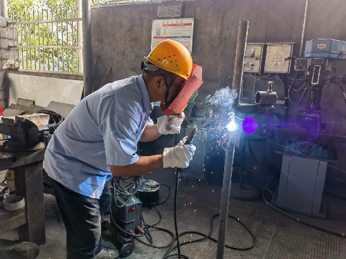 永安雙華公司朱達(dá)成：永安雙華公司開展機(jī)修班組“電焊技能比武”活動(dòng)~1.jpg